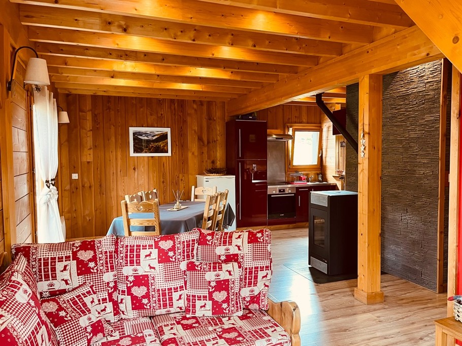 Espace salon avec porte fenêtre donnant sur la terrasse bois