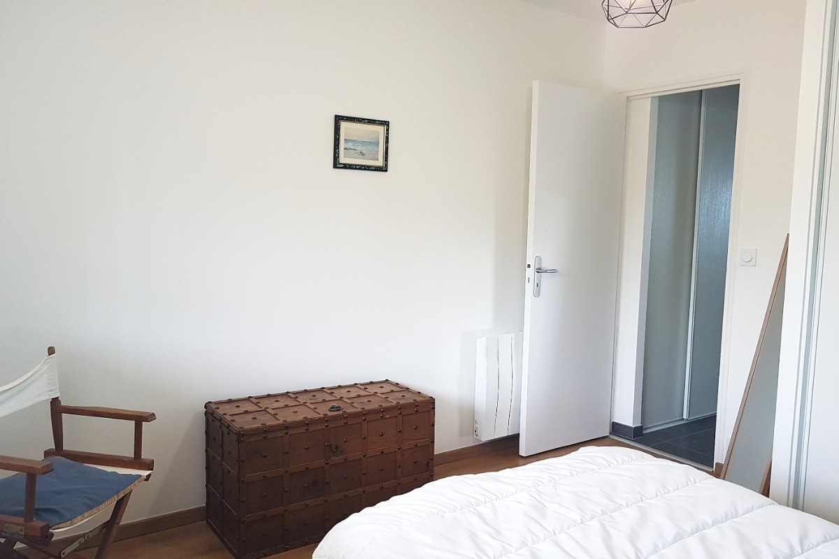 Chambre de 11,7 m² pour 2 personnes (lit 140 cm) avec dressing. Vue sur la cour intérieure de la résidence.