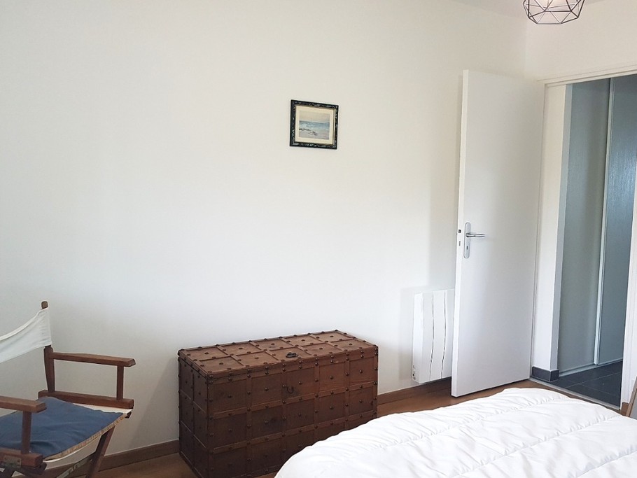 Chambre de 11,7 m² pour 2 personnes (lit 140 cm) avec dressing. Vue sur la cour intérieure de la résidence.