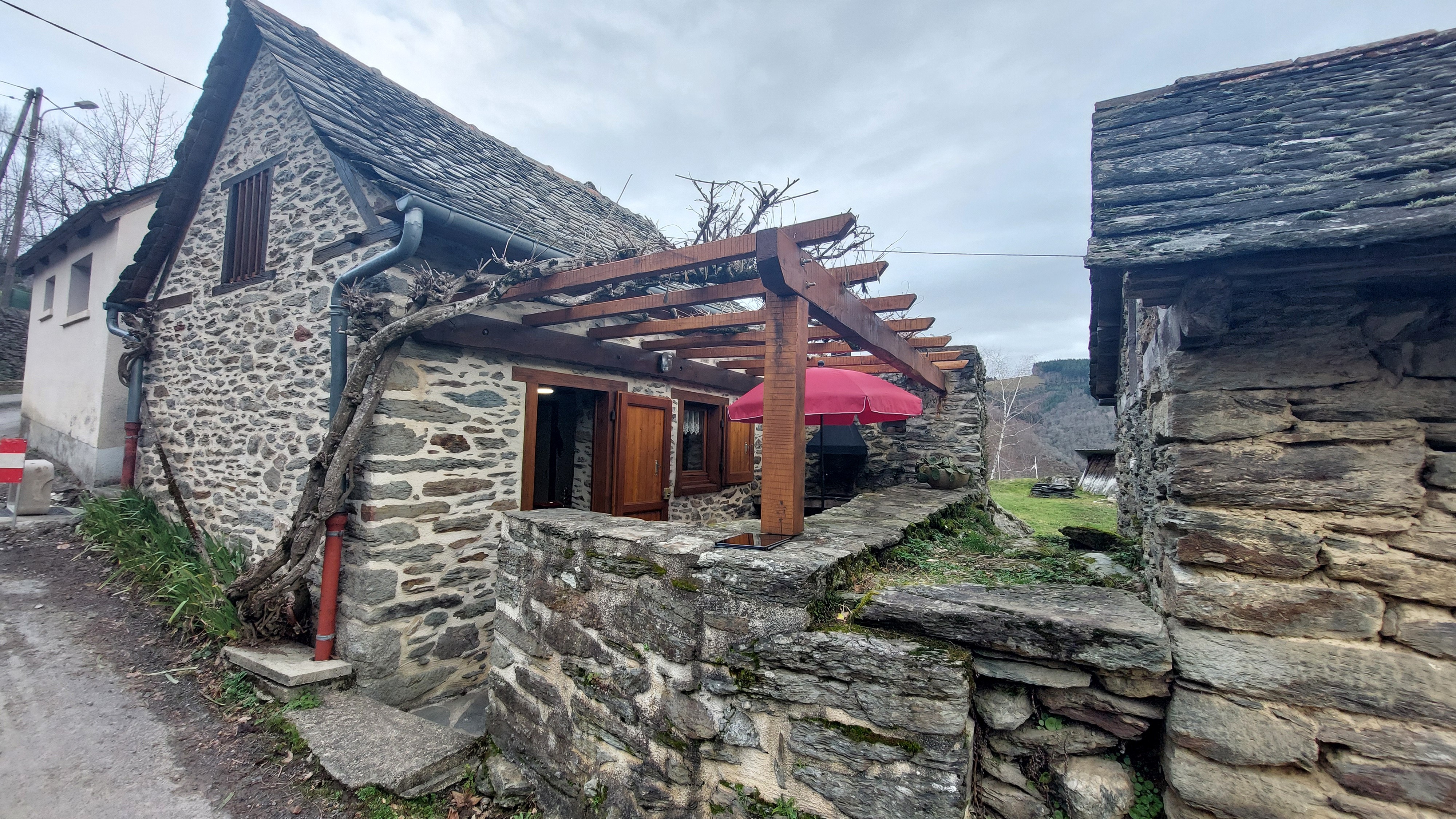 Micro-gîte de charme à Montsalvy, ancien séchoir à châtaignes en pleine nature cantalienne