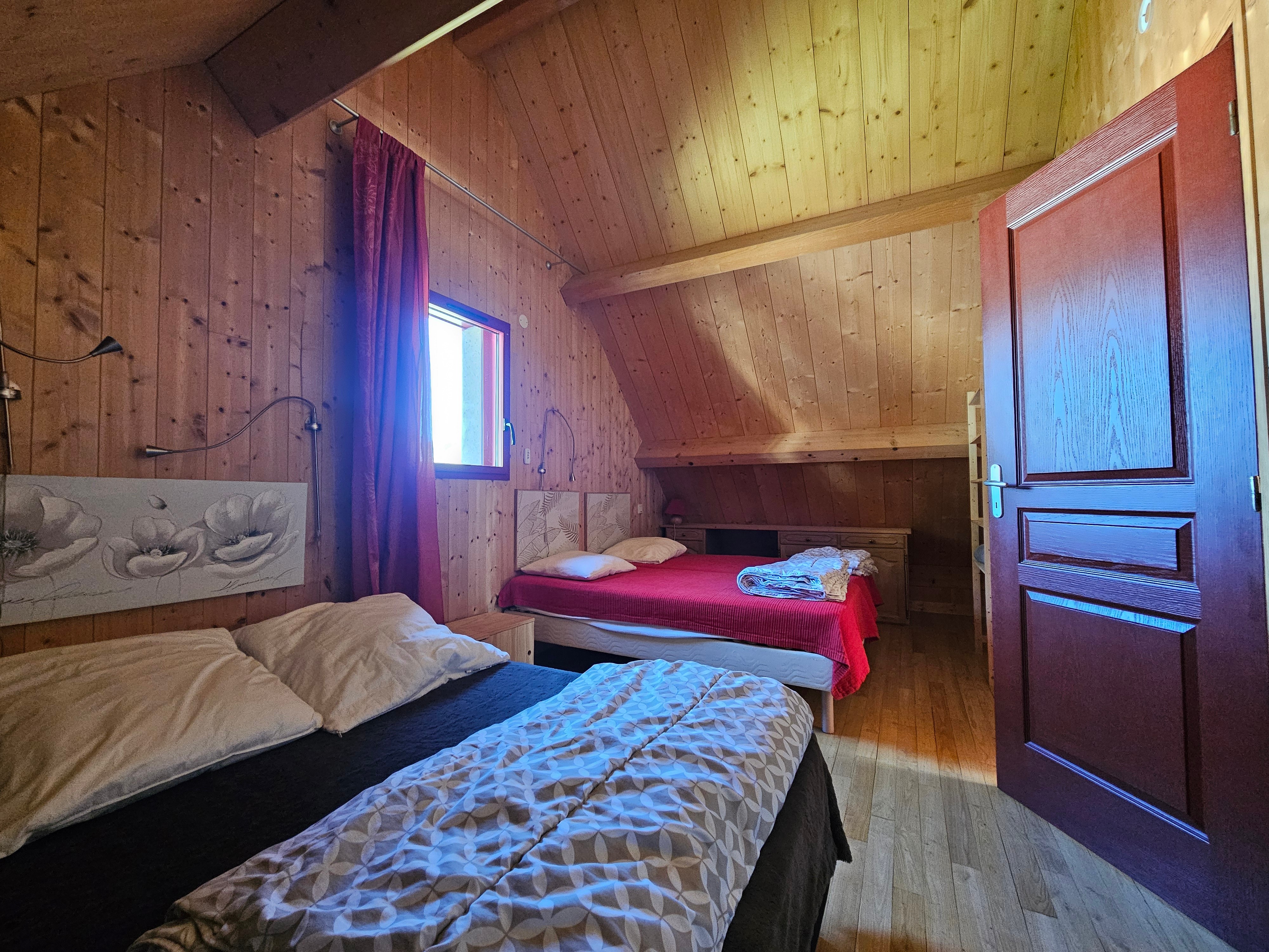 "Les Chamois" holiday cottage in Mont-Dore: Bedroom 2 on the first floor (1 double bed and 2 single beds)