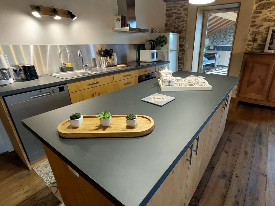 Accès à la terrasse du jacuzzi depuis la pièce de vie