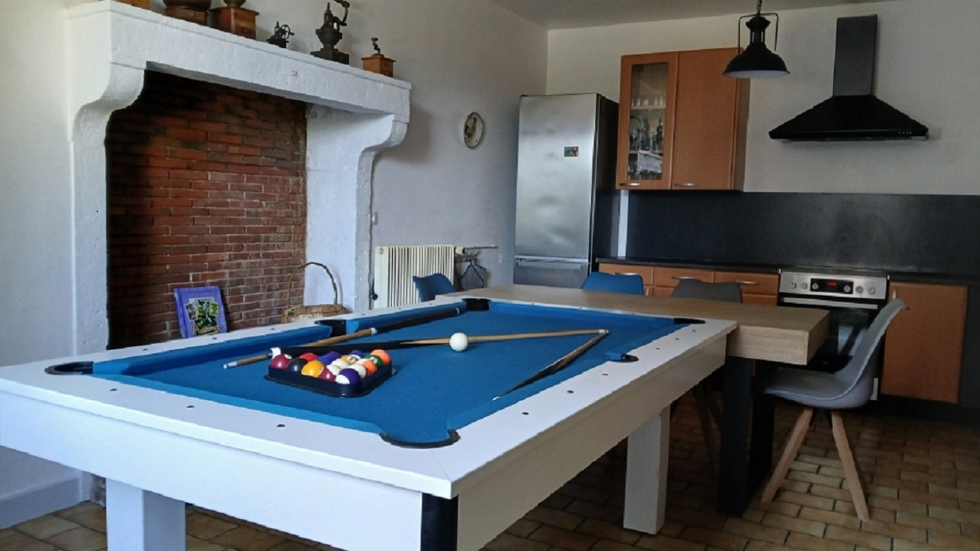 Table Billard dans cuisine