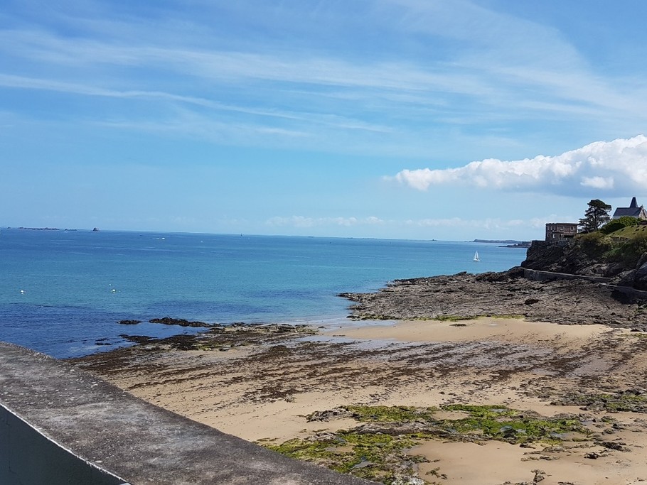 La plage de Port Riou juste en contrebas de la terrasse. Tout au fond, on aperçoit la pointe de la Varde - Appartement "Au pied des Vagues" à Saint-Enogat