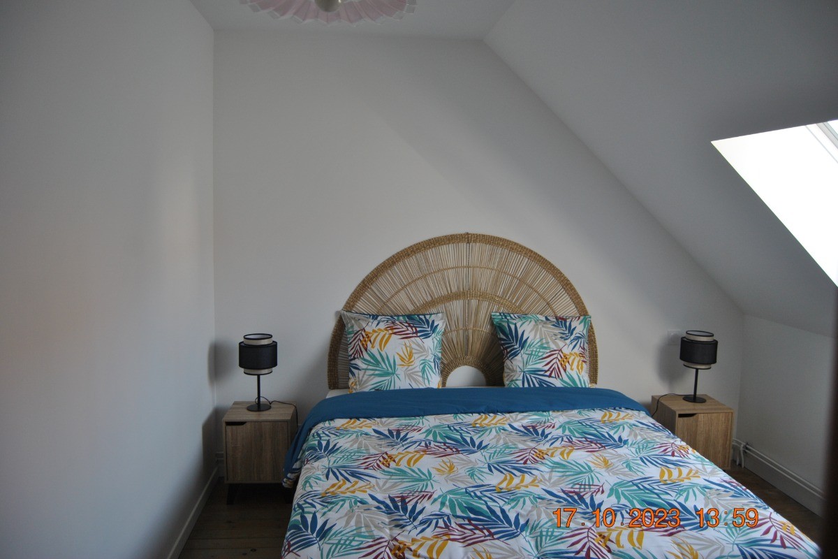 Première chambre spacieuse  avec un lit de 160 x 200 pour votre confort (au 1er étage) (Appartement L'entre 2 Caps)