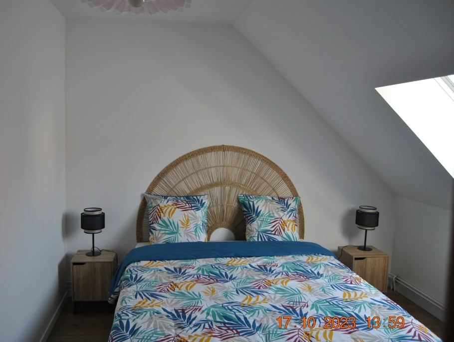 Première chambre spacieuse  avec un lit de 160 x 200 pour votre confort (au 1er étage) (Appartement L'entre 2 Caps)