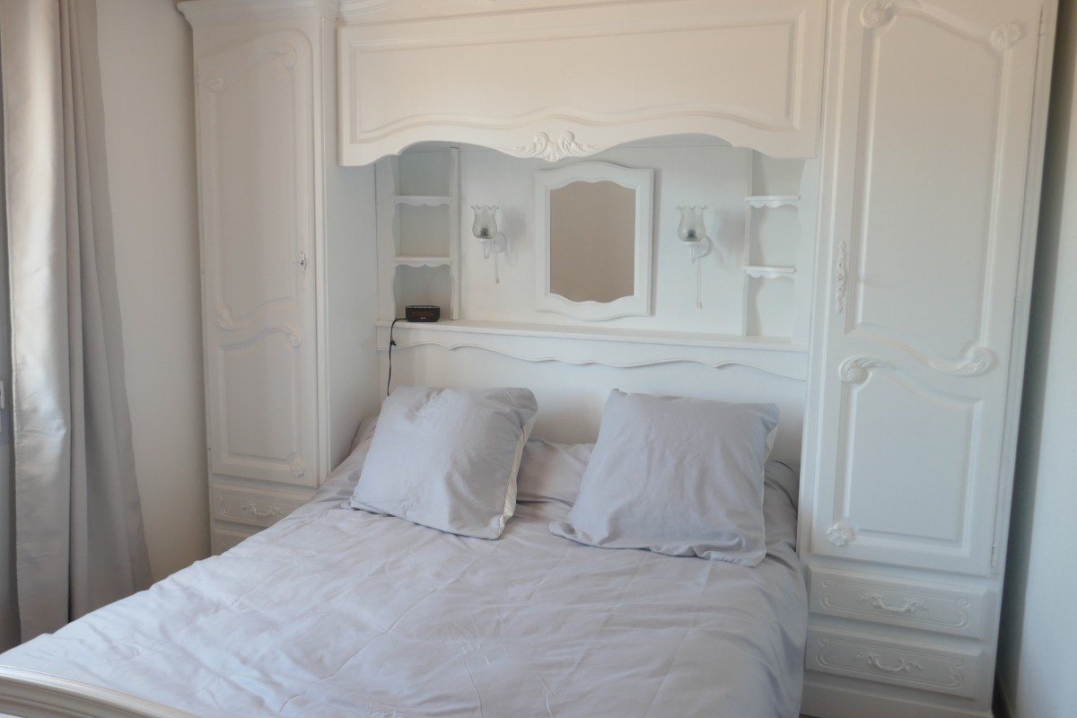 Chambre avec un lit en 140