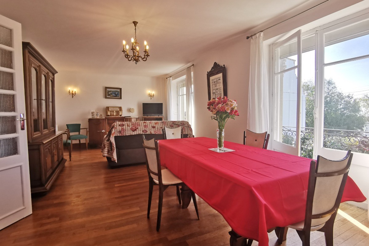 séjour-salon avec accès au balcon