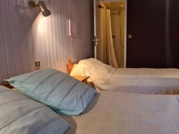 Chambre pour 3 personnes Le Logis des Granges, avec sa salle d'eau individuelle près de Surgères en Charente maritime