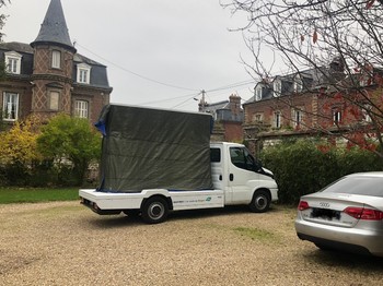 notre parking peut accueillir des véhicules de gros gabarit, il est entièrement clos de murs hauts