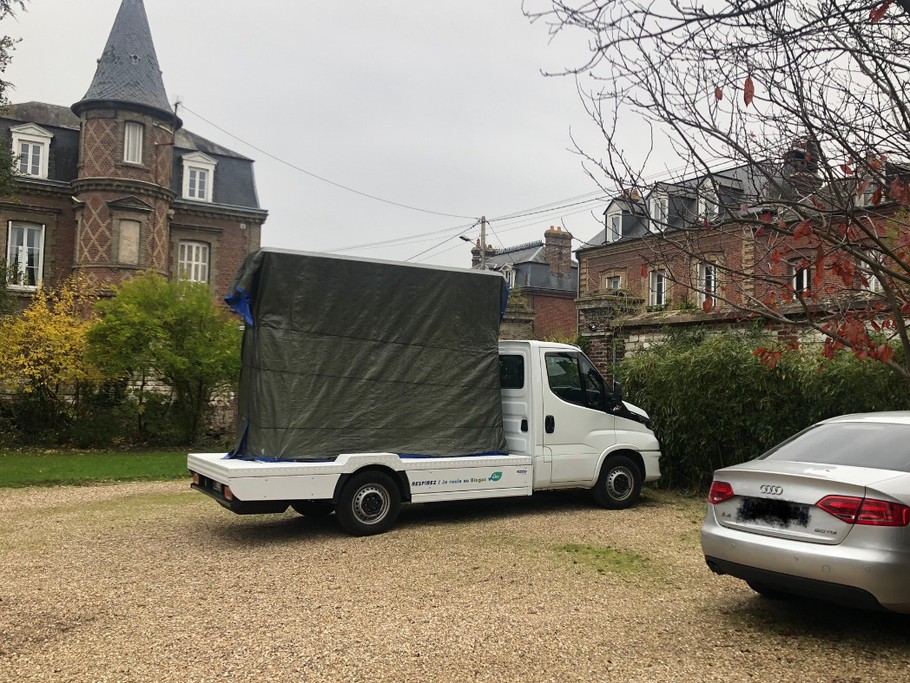 notre parking peut accueillir des véhicules de gros gabarit, il est entièrement clos de murs hauts