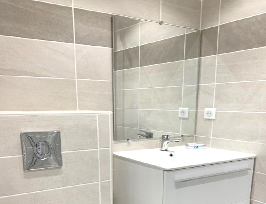 Salle d'eau avec douche grande dimension et WC.