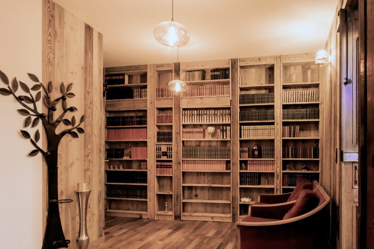 Entrée et sa bibliothèque La Bell Chapelle