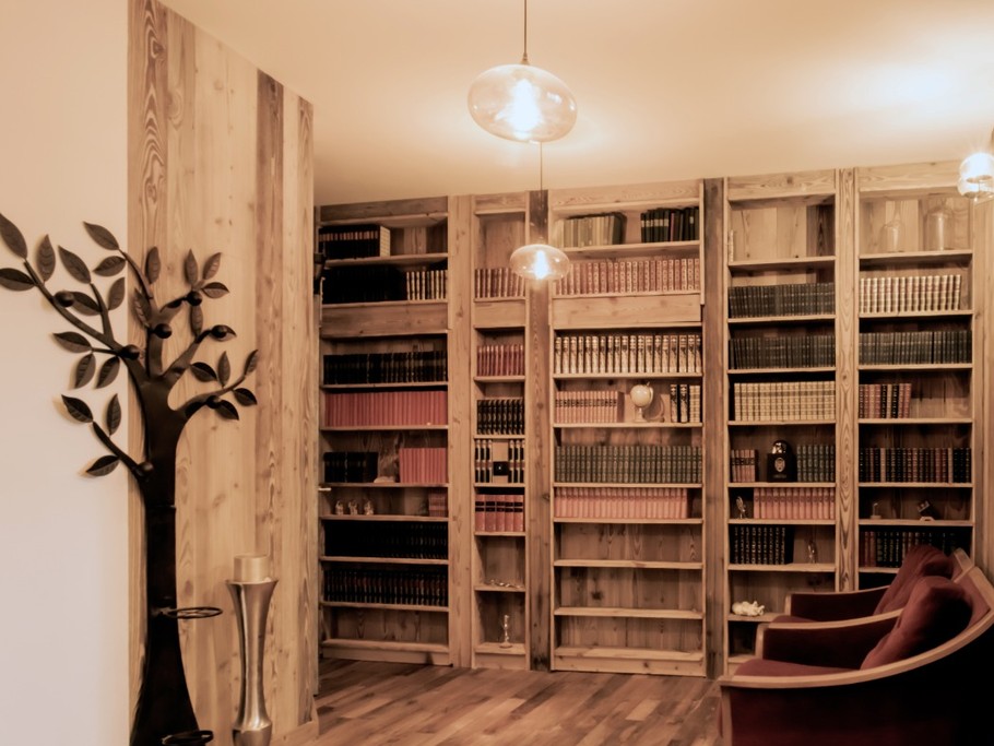 Entrée et sa bibliothèque La Bell Chapelle