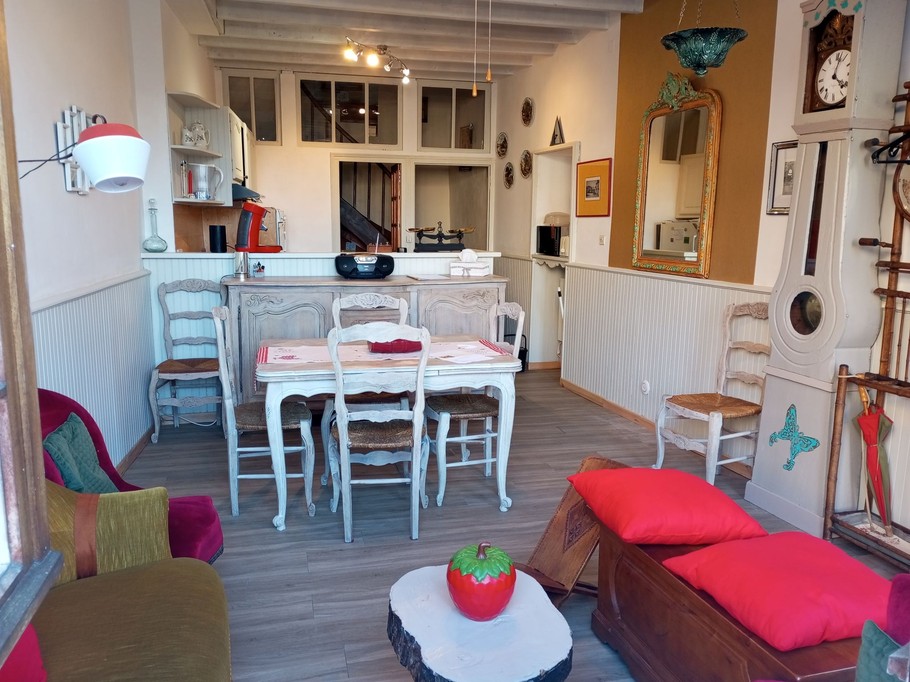 Vue de la pièce principale avec salon, séjour et cuisine de La Boutique d'Yvonne