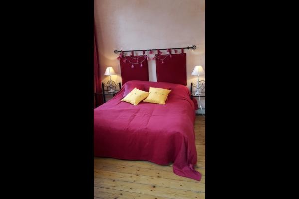 Grande chambre rouge avec armoire et commode normandes