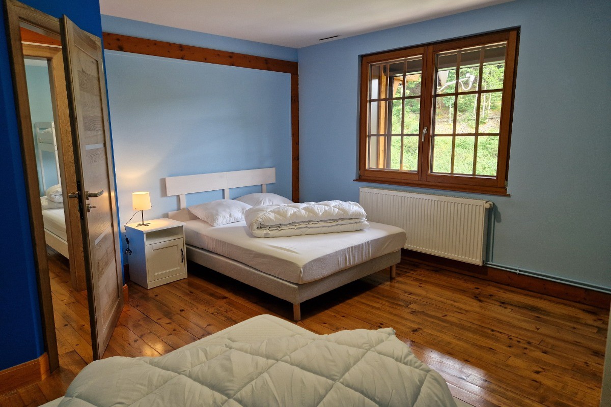 Deuxième chambre avec 1 lit simple et 1 lit double - Gîte de la Haute Hardoye (14 pers) dans les Vosges