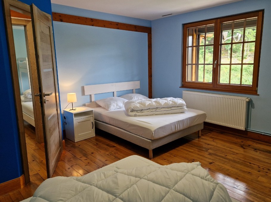 Deuxième chambre avec 1 lit simple et 1 lit double - Gîte de la Haute Hardoye (14 pers) dans les Vosges
