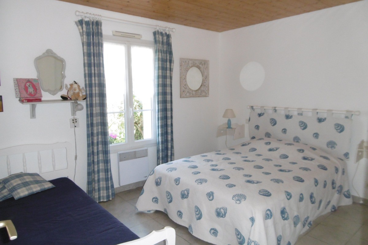 Chambre 2 avec un lit en 140 et un lit en 90