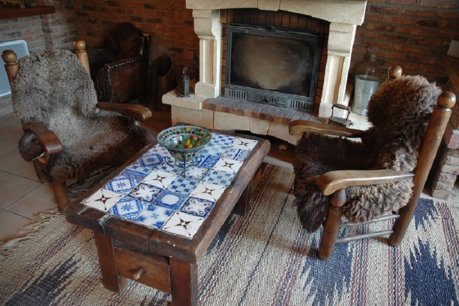 Le salon et la cheminée