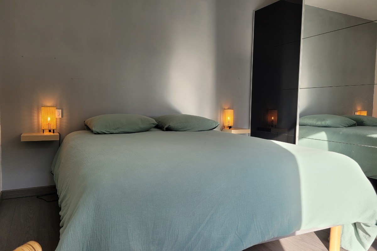 Clévacances, maison de vacances bois, Plourivo, Guillou-le Bail, la 1ère chambre du RDC avec lit 160