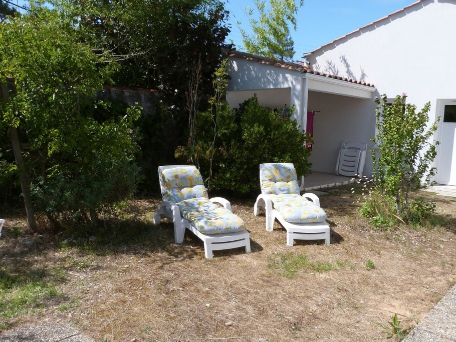 Terrasse avec bains de soleil