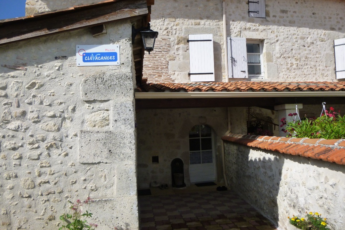 L'entrée côté village - Saint-Laurent-de-Belzagot