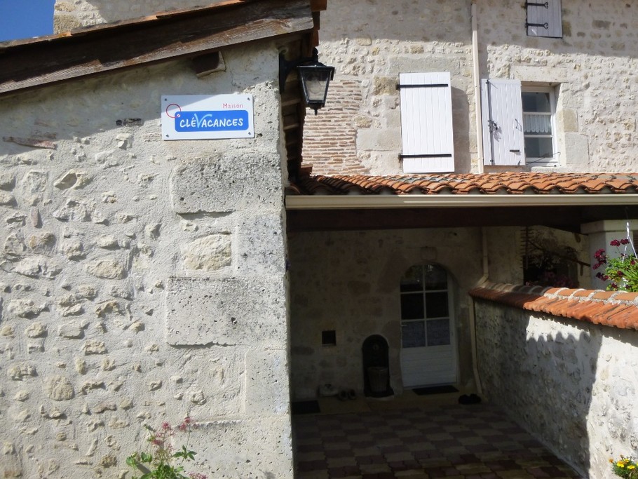 L'entrée côté village - Saint-Laurent-de-Belzagot