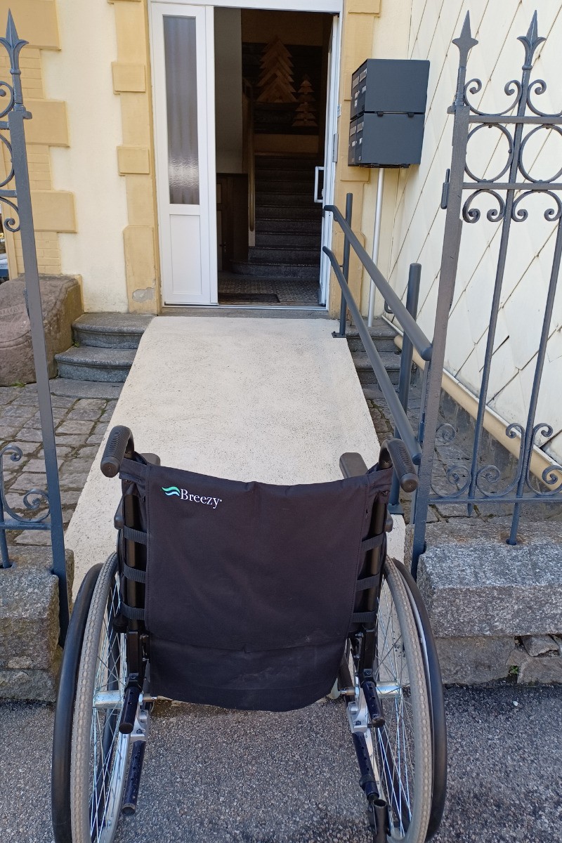 Rampe et barre accès fauteuil - Gîte l'Atelier de plain de pied, Gérardmer