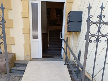 Rampe et barre accès fauteuil - Gîte l'Atelier de plain de pied, Gérardmer