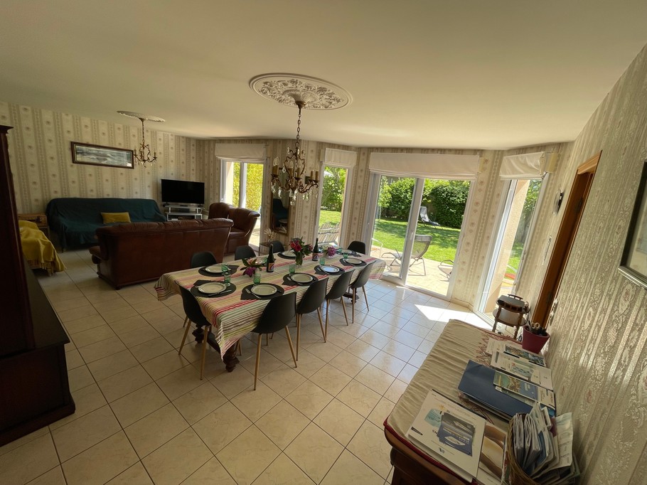 Un salon-séjour lumineux et spacieux donnant accès au jardin.