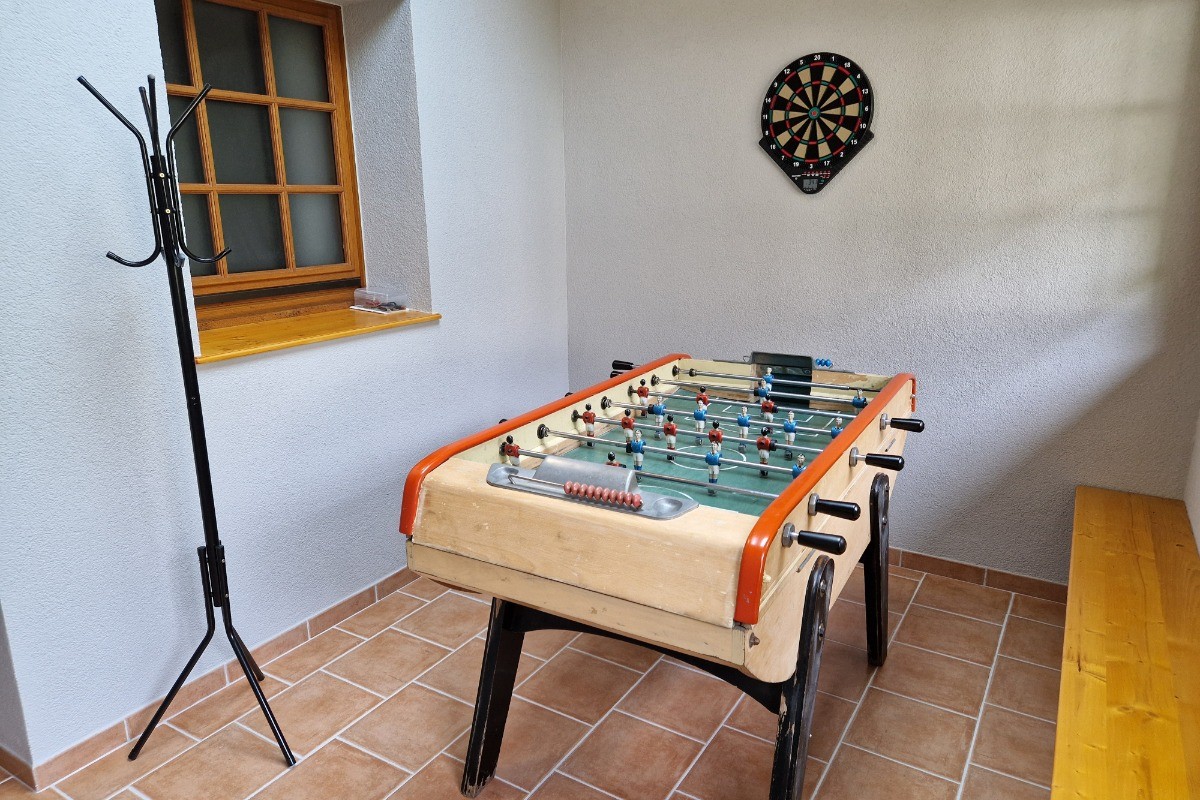Babyfoot et jeu de fléchettes à l'entrée du logement - Gîte de la Haute Hardoye (14 pers) dans les Vosges
