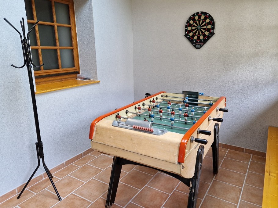 Babyfoot et jeu de fléchettes à l'entrée du logement - Gîte de la Haute Hardoye (14 pers) dans les Vosges