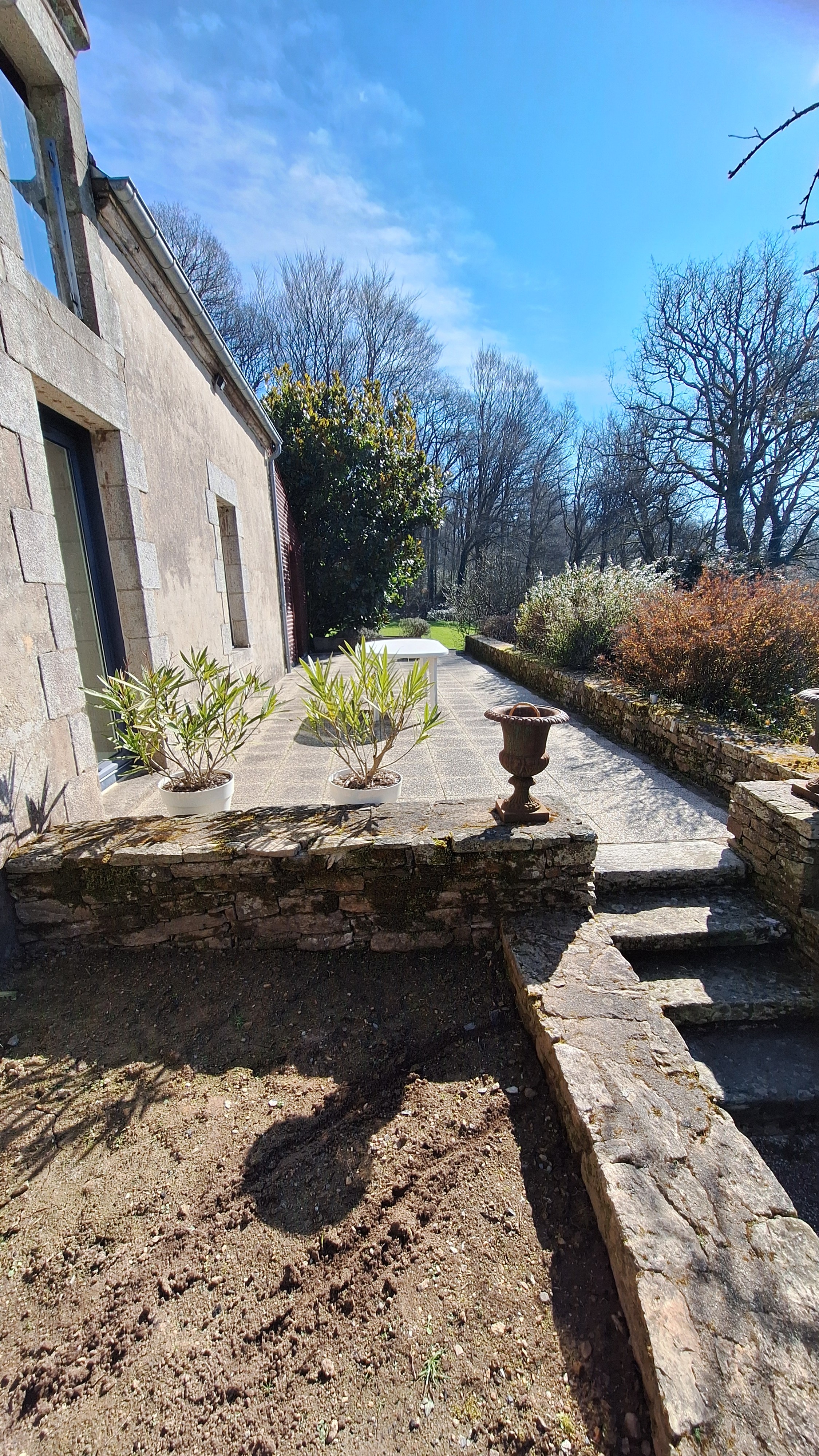 Terrasse (équipée : table, chaises, parasol, transats, barbecue)