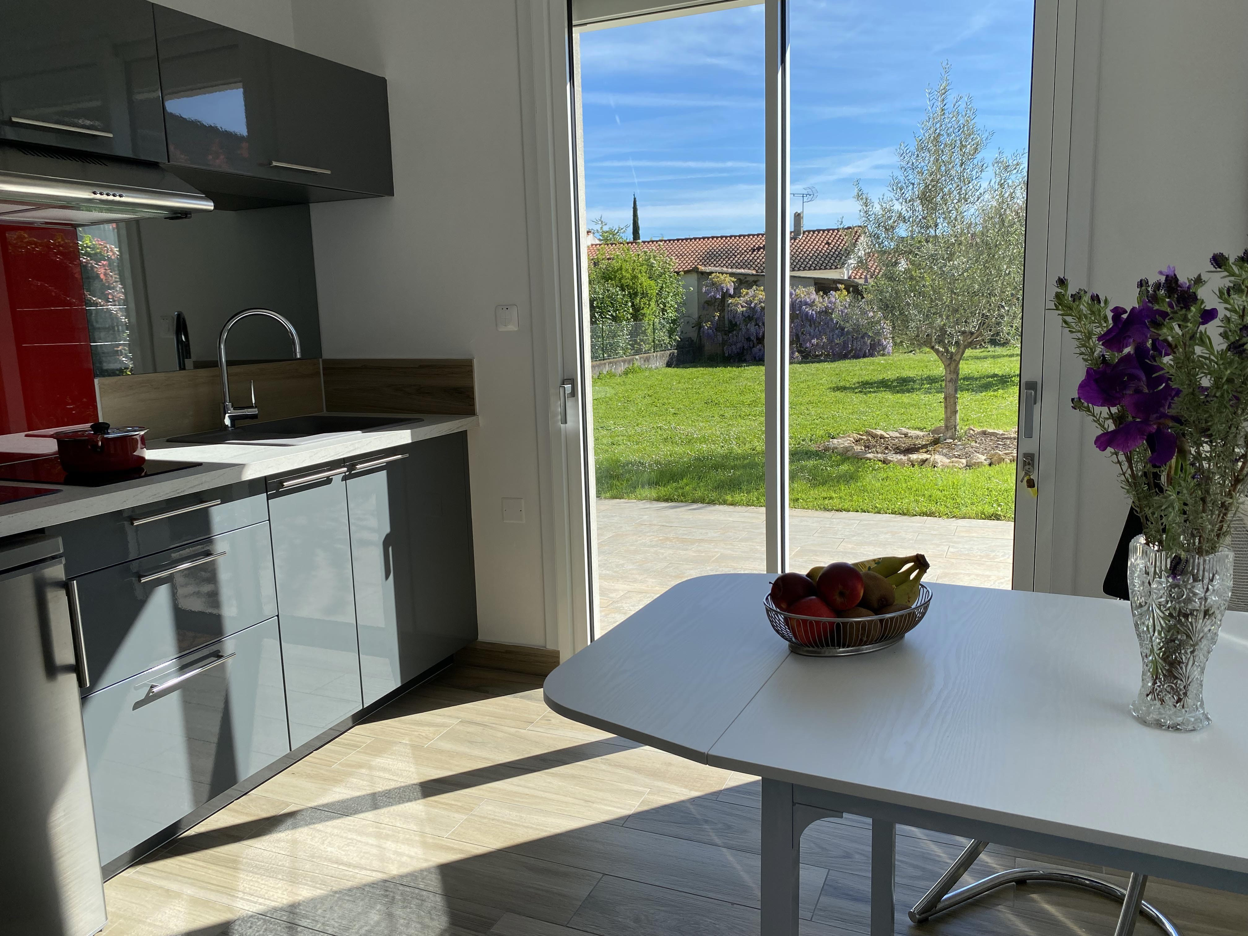 Gîte Zénitude - Albi - cuisine + coin repas et coin salon