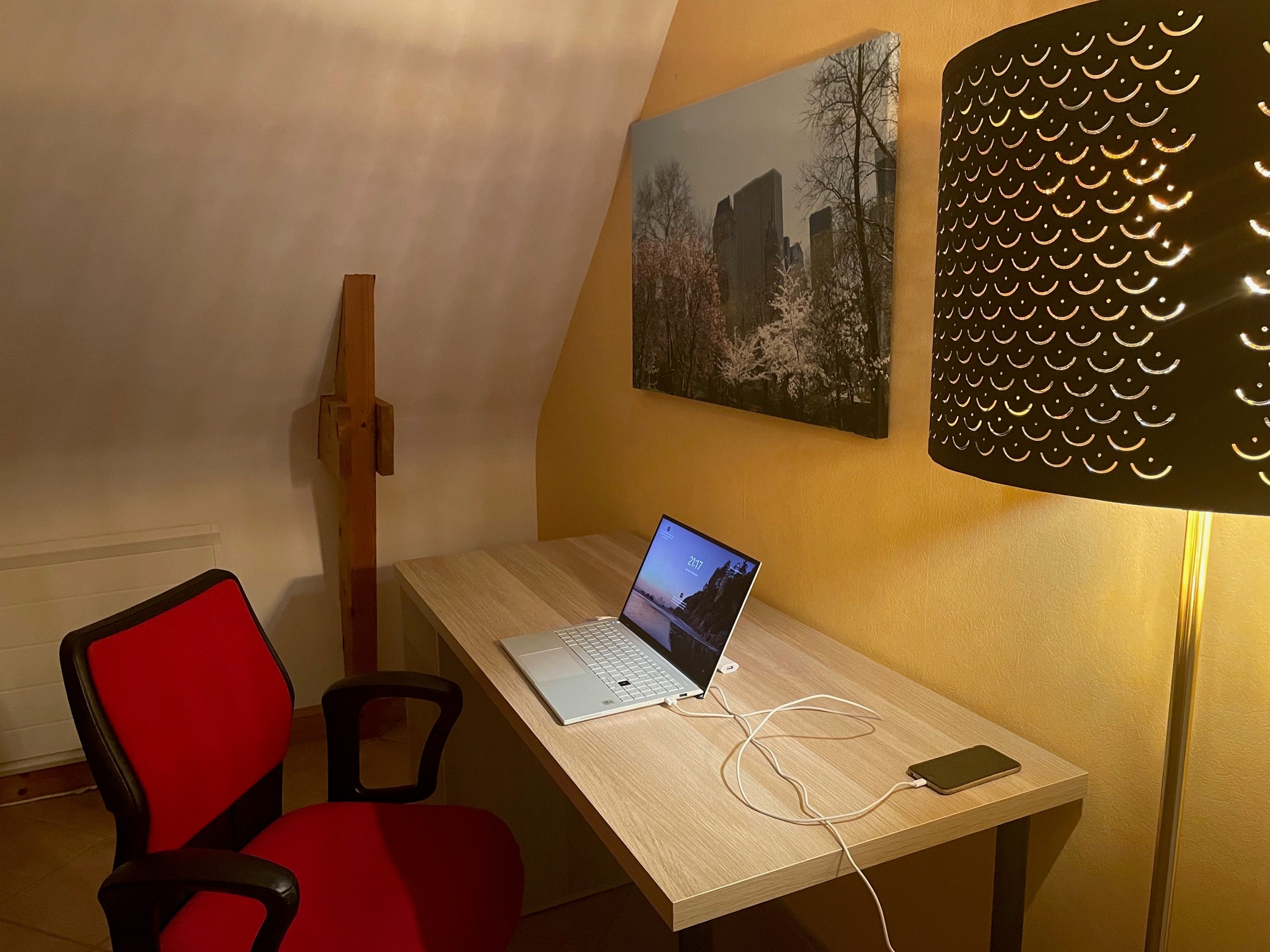 Bureau confortable dans chambre 3