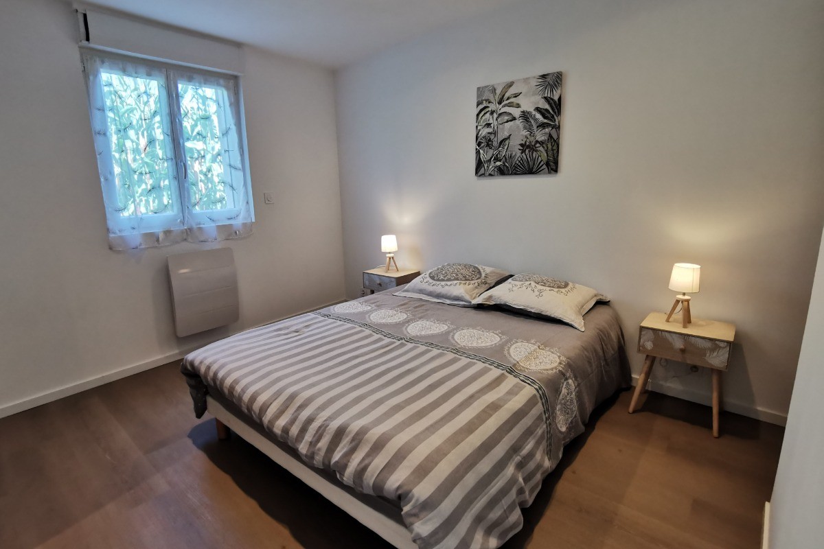 Chambre 1 lit 140, salle d'eau partagée avec une autre chambre