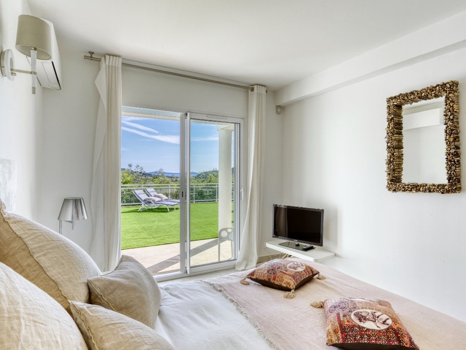 Chambre matrimoniale communiquant sur la terrasse panoramique du RDC