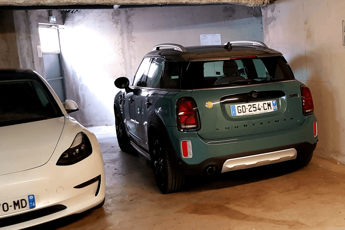 PARKING sécurisé avec télécommande PLACE privée pratique  > accès à l'ascenseur