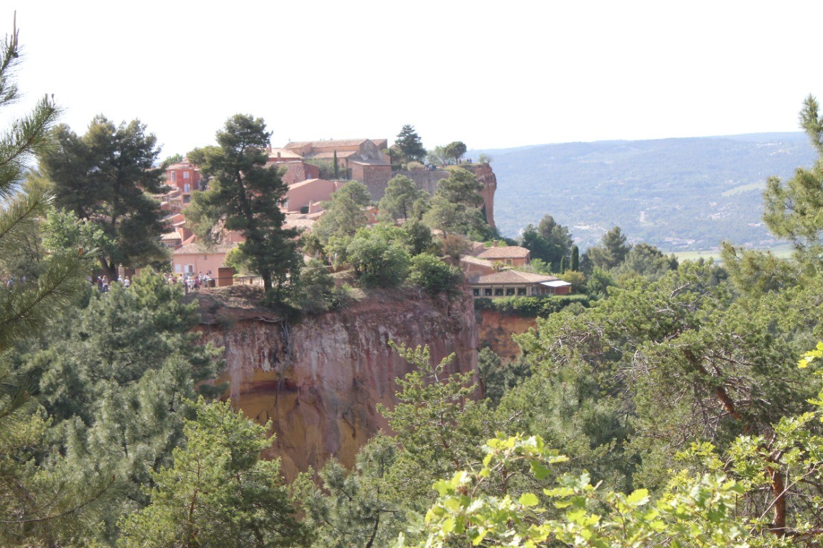 Roussillon village et falaise