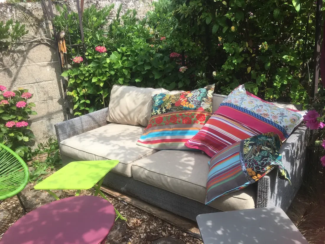 Well planted garden with several relaxation areas