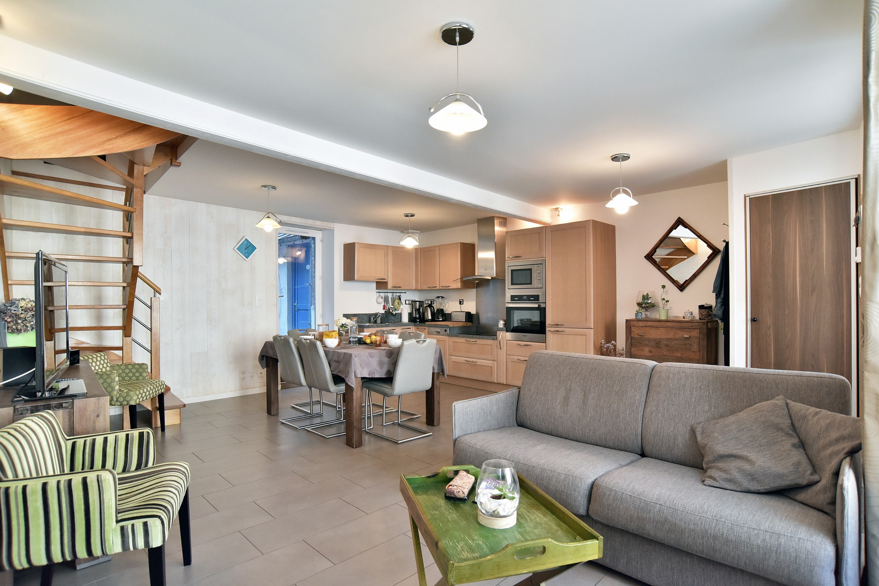 Pièce de vie au RDC avec espaces cuisine toute équipée, salon avec TV et wifi et séjour.