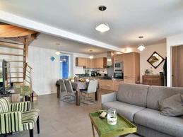 Pièce de vie au RDC avec espaces cuisine toute équipée, salon avec TV et wifi et séjour.