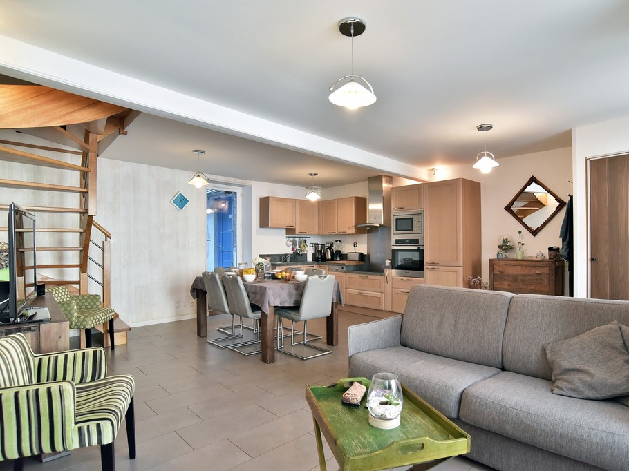 Pièce de vie au RDC avec espaces cuisine toute équipée, salon avec TV et wifi et séjour.