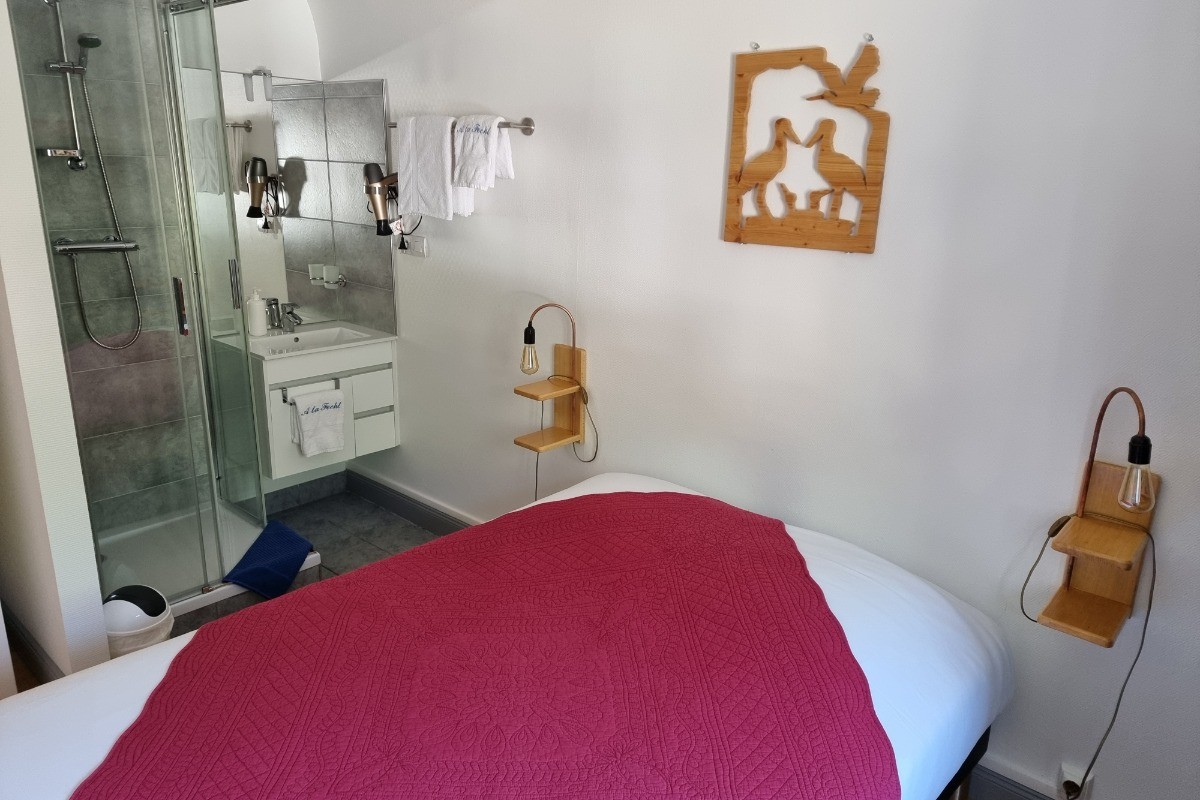 chambre familiale (parents) Cigogne avec douche et lavabo ouvert sur la chambre