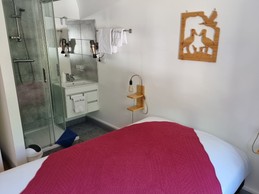chambre familiale (parents) Cigogne avec douche et lavabo ouvert sur la chambre