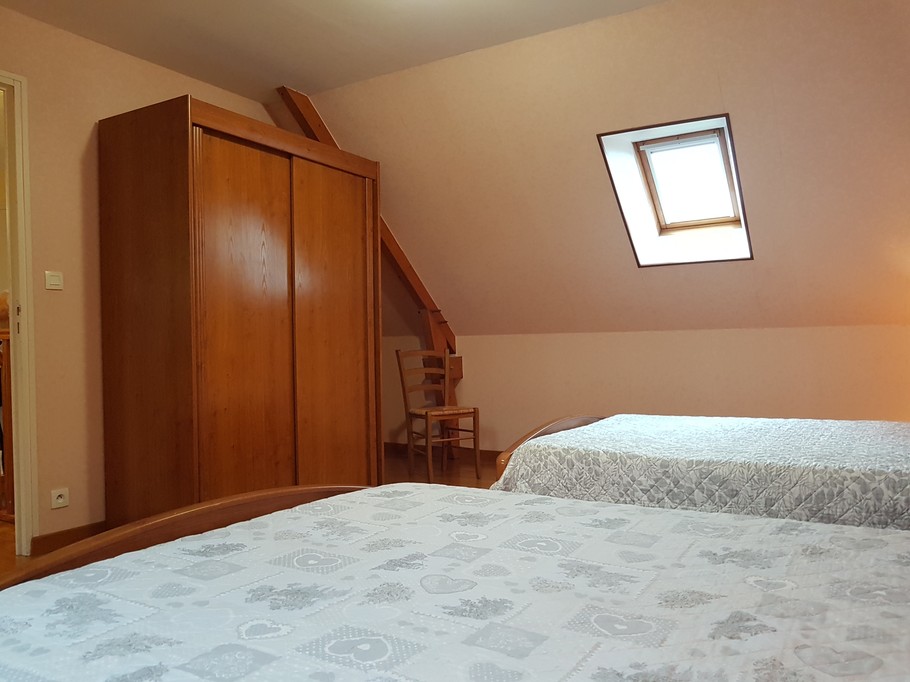 Room for 3 people. 2 double beds.