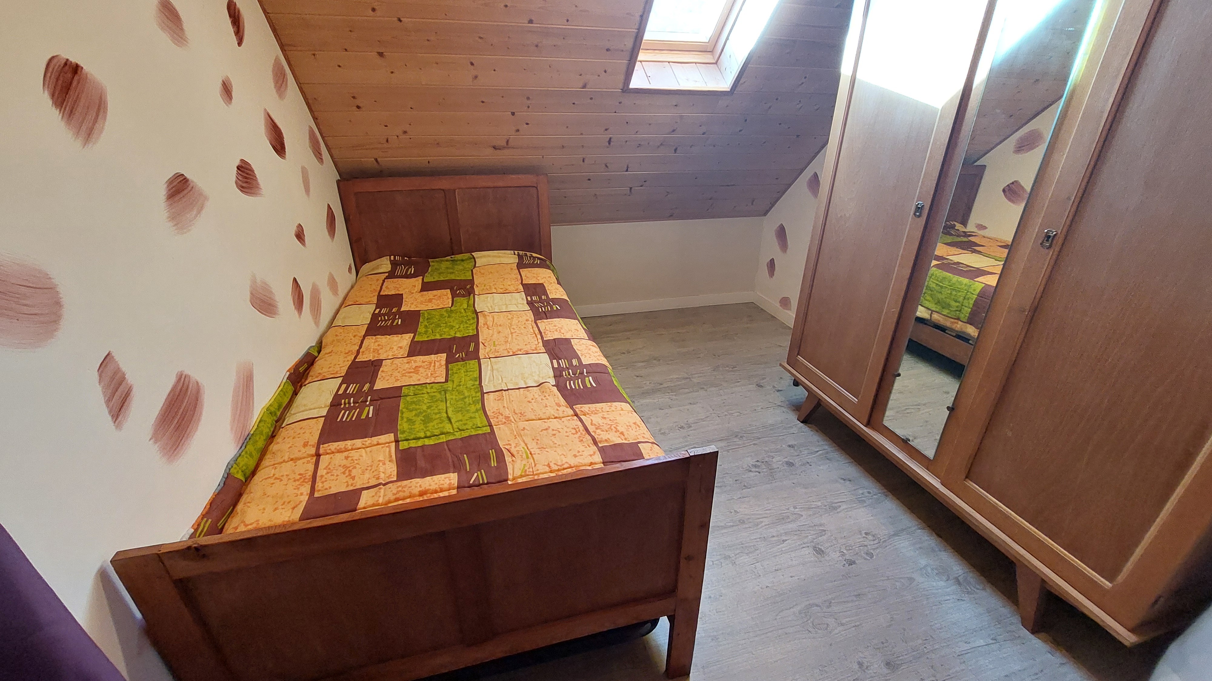 Lit d'appoint sur le palier avec rideau pour isoler l'espace