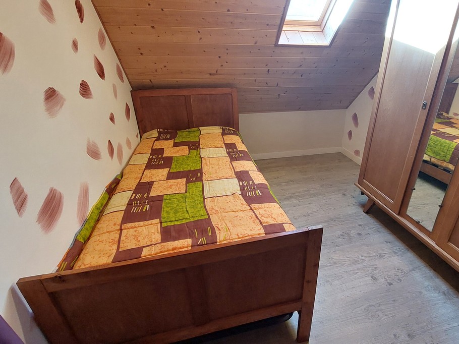 Lit d'appoint sur le palier avec rideau pour isoler l'espace