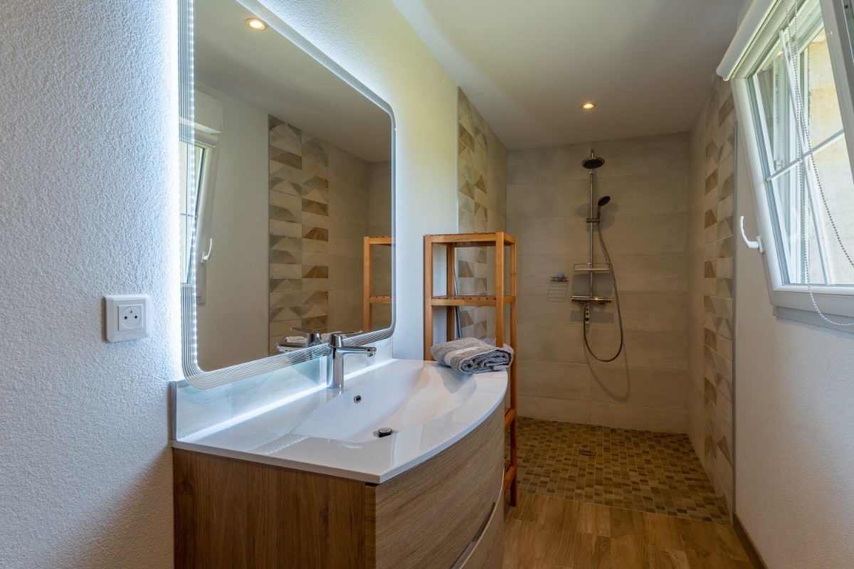 Spacieuse salle d'eau avec grande douche à l'italienne